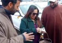 Another Example Of Honesty And Integrity From Kashmir: Pahalgam Cab Driver Returns Bag With Cash And Valuables To Lady Tourist Another Example Of Honesty And Integrity From Kashmir: Pahalgam Cab Driver Returns Bag With Cash And Valuables To Lady Tourist