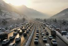Jammu-Srinagar Highway Open but Heavy Traffic Slows Movement Jammu-Srinagar Highway Open but Heavy Traffic Slows Movement