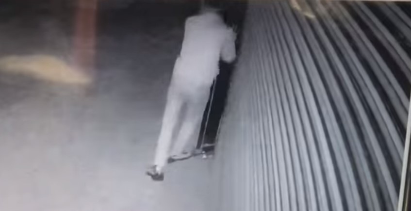 Thief caught on CCTV camera breaking the Van Heusen showroom's locks in Bari Barhmana.