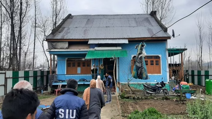 SIU Kashmir Police searching LeT commander's house in Kakapora