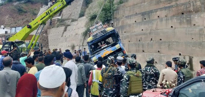 Matador being pulled by a crane after the accident in Ramban