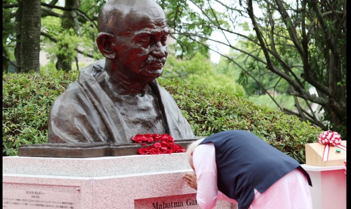 PM Modi bowing in front of Mahatama Gandhi's bust in Japan
