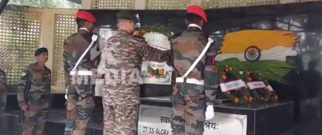 An Indian army official laying wreath on the body of martyr solider Mr Ravi Kumar who achieved martyrdom in Nalah encounter