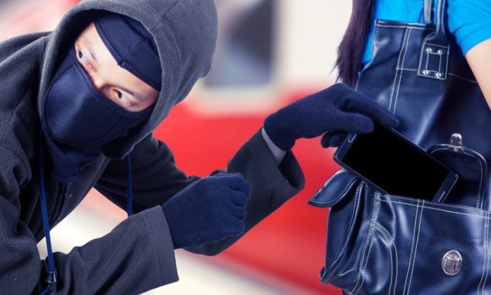 Thief Nabbed by Locals in Broad Daylight Robbery Attempt