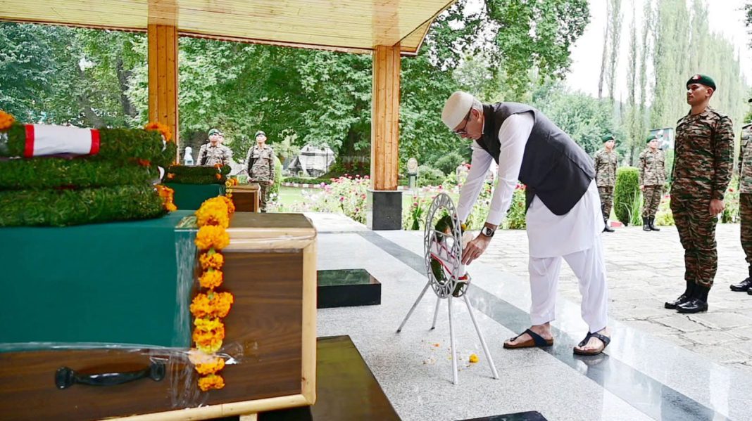 cm-omar-abdullah-lays-wreath-pays-rich-tributes-to-martyred-soldiers-of-kulgam-encounter