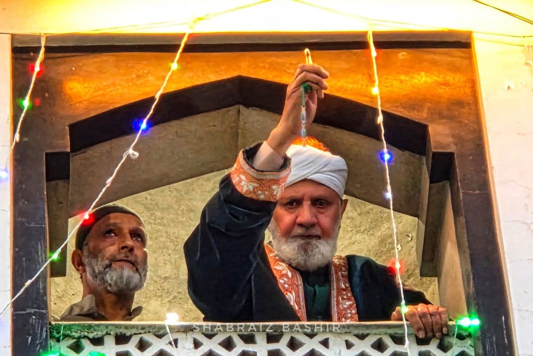 Eid-e-Milad-un-Nabi (SAW): Thousands attend night long prayers at Hazratbal