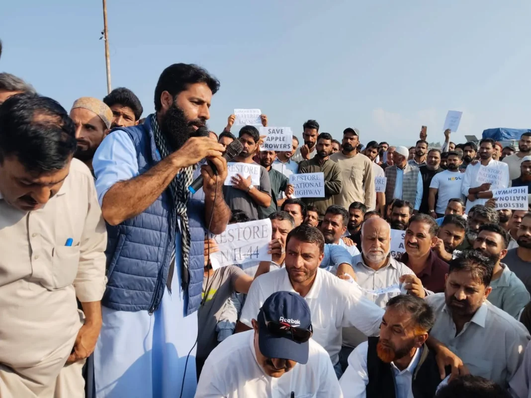 Fruit mandis shut across Kashmir valley over highway havoc