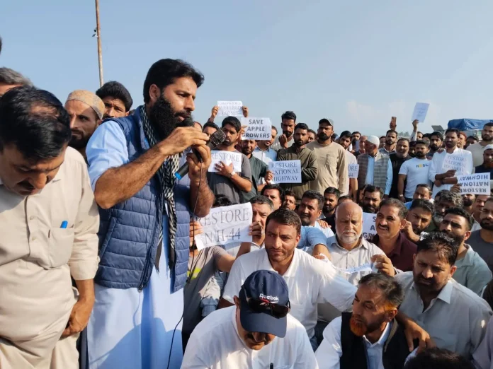 fruit-mandis-shut-across-kashmir-valley-over-highway-havoc Fruit mandis shut across Kashmir valley over highway havoc