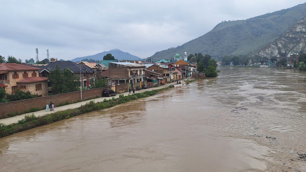 Jhelum Stabilizing: Flows below danger mark at Sangam, Ram Munshi Bagh; level at Pampore still high