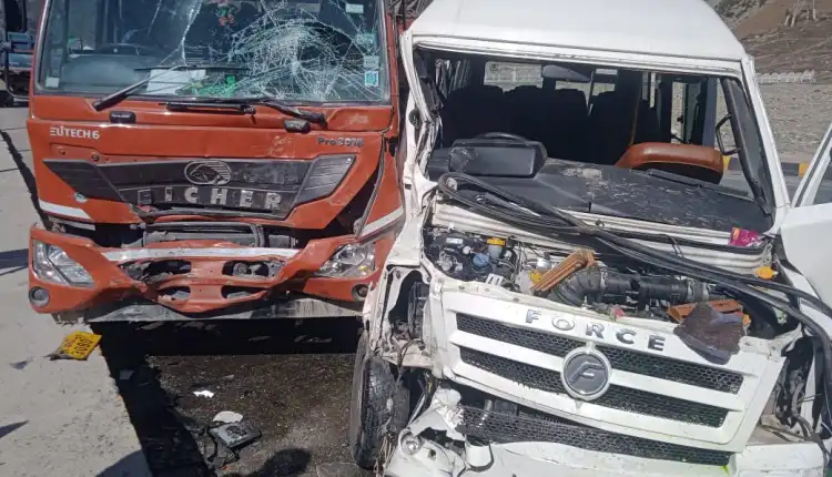 acc Central Kashmir: Six Tourists Injured in Road Mishap, Two Shifted to SKIMS