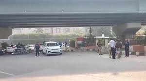 Delhi Blast Scare Near Radisson Hotel Turns Out to Be a Tyre Burst Delhi Blast Scare Near Radisson Hotel Turns Out to Be a Tyre Burst