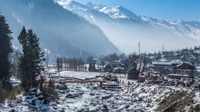 Best-Time-to-Visit-Kashmir-to-Witness-Snowfall_brown_chinar_kashmir Kashmir in Deep Freeze Again as Temperatures Slide; Pulwama Coldest at -5.5°C