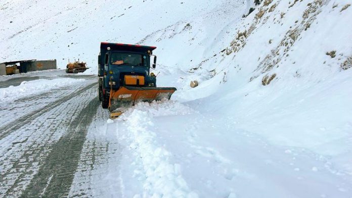 Fresh Snowfall Shuts Srinagar–Leh Highway Temporarily