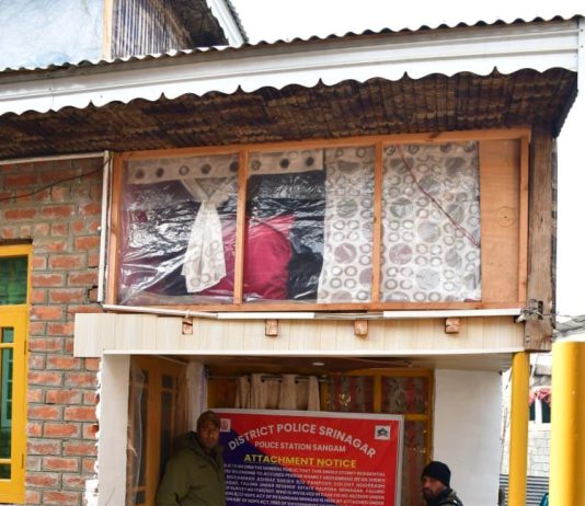 𝙎𝙧𝙞𝙣𝙖𝙜𝙖𝙧𝙋𝙤𝙡𝙞𝙘𝙚 𝘼𝙩𝙩𝙖𝙘𝙝𝙚𝙨 𝙋𝙧𝙤𝙥𝙚𝙧𝙩𝙮 𝙤𝙛 𝙉𝙤𝙩𝙤𝙧𝙞𝙤𝙪𝙨 𝘿𝙧𝙪𝙜 𝙋𝙚𝙙𝙙𝙡𝙚𝙧 𝙒𝙤𝙧𝙩𝙝 ₹75 𝙇𝙖𝙠𝙝𝙨 𝙎𝙧𝙞𝙣𝙖𝙜𝙖𝙧𝙋𝙤𝙡𝙞𝙘𝙚 𝘼𝙩𝙩𝙖𝙘𝙝𝙚𝙨 𝙋𝙧𝙤𝙥𝙚𝙧𝙩𝙮 𝙤𝙛 𝙉𝙤𝙩𝙤𝙧𝙞𝙤𝙪𝙨 𝘿𝙧𝙪𝙜 𝙋𝙚𝙙𝙙𝙡𝙚𝙧 𝙒𝙤𝙧𝙩𝙝 ₹75 𝙇𝙖𝙠𝙝𝙨