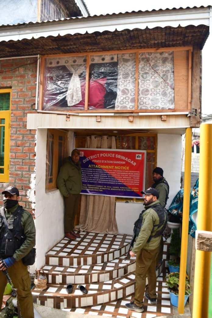 𝙎𝙧𝙞𝙣𝙖𝙜𝙖𝙧𝙋𝙤𝙡𝙞𝙘𝙚 𝘼𝙩𝙩𝙖𝙘𝙝𝙚𝙨 𝙋𝙧𝙤𝙥𝙚𝙧𝙩𝙮 𝙤𝙛 𝙉𝙤𝙩𝙤𝙧𝙞𝙤𝙪𝙨 𝘿𝙧𝙪𝙜 𝙋𝙚𝙙𝙙𝙡𝙚𝙧 𝙒𝙤𝙧𝙩𝙝 ₹75 𝙇𝙖𝙠𝙝𝙨