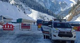 images (5) Traffic Restored on Srinagar–Leh Highway After Snowfall