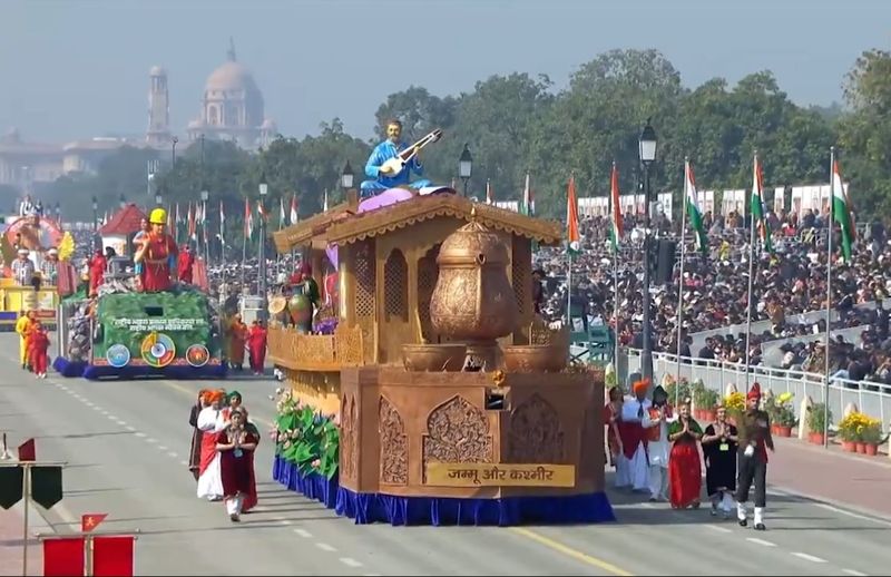 jk26 Crafts and Music Of Jammu And Kashmir Display Cultural Richness At Republic Day Parade