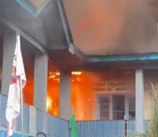 Qazigund Fire Mishap: Two Firefighters Injured During Dousing Operation Qazigund Fire Mishap: Two Firefighters Injured During Dousing Operation